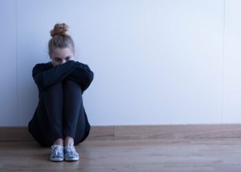 Depressão na adolescência vai além da tristeza. Entenda como solidão, irritação e dificuldade de expressão fazem parte da experiência dos jovens.