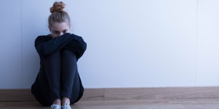 Depressão na adolescência vai além da tristeza. Entenda como solidão, irritação e dificuldade de expressão fazem parte da experiência dos jovens.