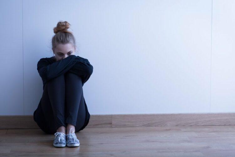 Depressão na adolescência vai além da tristeza. Entenda como solidão, irritação e dificuldade de expressão fazem parte da experiência dos jovens.