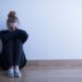 Depressão na adolescência vai além da tristeza. Entenda como solidão, irritação e dificuldade de expressão fazem parte da experiência dos jovens.