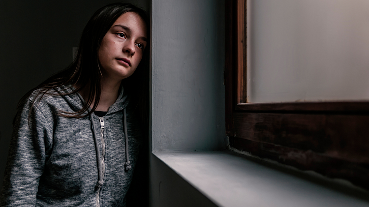 A depressão na adolescência muitas vezes não é visível. Conheça os sinais emocionais menos óbvios e a importância da escuta.
