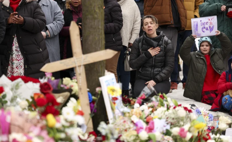 Na quinta-feira, as pessoas continuaram a lamentar a morte de Renee Nicole Good, de 37 anos, baleada e morta na quarta-feira por um agente do ICE em Minneapolis.