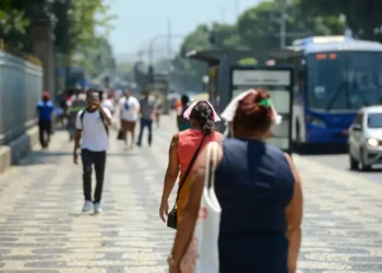 Excesso de calor previsto para o Rio mobiliza a Secretaria de Saúde, com ações preventivas, pontos de hidratação e reforço no atendimento de urgência.
