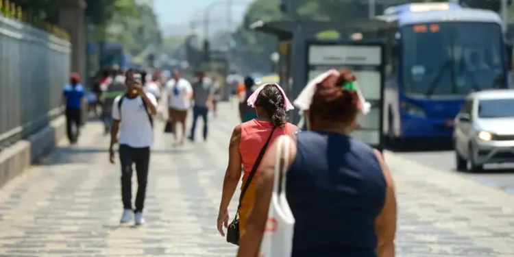 Excesso de calor previsto para o Rio mobiliza a Secretaria de Saúde, com ações preventivas, pontos de hidratação e reforço no atendimento de urgência.