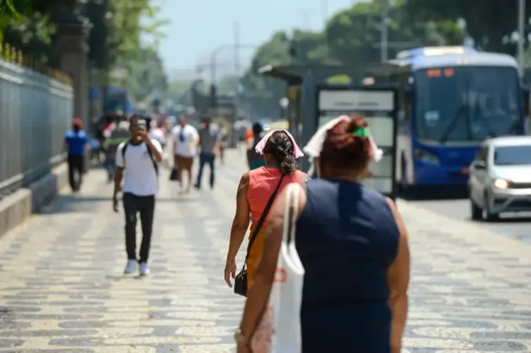 Excesso de calor previsto para o Rio mobiliza a Secretaria de Saúde, com ações preventivas, pontos de hidratação e reforço no atendimento de urgência.