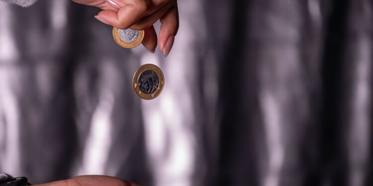 Pesquisa da CNI revela que os juros altos são o maior obstáculo ao crédito industrial em 2025, afetando principalmente médias empresas e projetos de longo prazo.