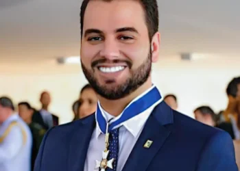 Relatório de acessos do LinkedIn é usado pela defesa de Filipe Martins para contestar prisão preventiva determinada por Alexandre de Moraes no STF.