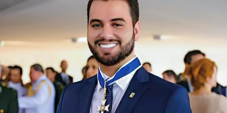Relatório de acessos do LinkedIn é usado pela defesa de Filipe Martins para contestar prisão preventiva determinada por Alexandre de Moraes no STF.