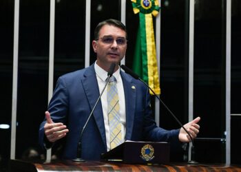 Senador afirma que mudança diplomática ocorreria nos primeiros meses de governo caso vença eleição presidencial.