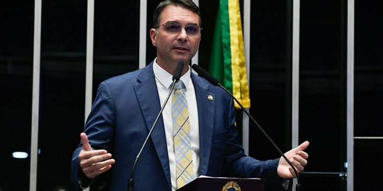 Senador afirma que mudança diplomática ocorreria nos primeiros meses de governo caso vença eleição presidencial.