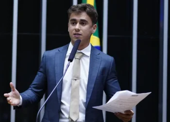 Deputado publicou montagem de Lula sendo preso por agentes norte-americanos e pode responder por crimes contra o Estado Democrático de Direito