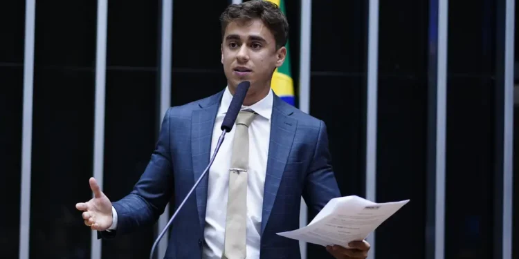 Deputado publicou montagem de Lula sendo preso por agentes norte-americanos e pode responder por crimes contra o Estado Democrático de Direito