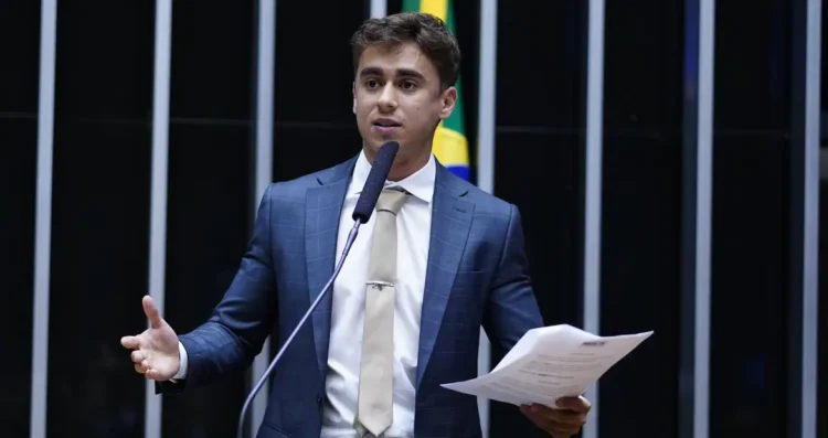 Deputado publicou montagem de Lula sendo preso por agentes norte-americanos e pode responder por crimes contra o Estado Democrático de Direito
