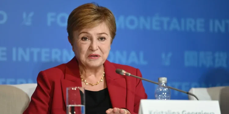 Chefe do FMI alerta que a inteligência artificial afetará 60% dos empregos em países ricos e deve eliminar funções de nível básico ocupadas por jovens.