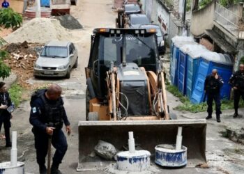 Lei sancionada pelo governador cria o Disque-Barricada no Rio de Janeiro, ampliando os canais de denúncia contra bloqueios irregulares em vias públicas.