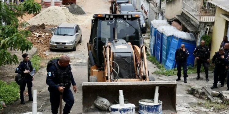 Lei sancionada pelo governador cria o Disque-Barricada no Rio de Janeiro, ampliando os canais de denúncia contra bloqueios irregulares em vias públicas.