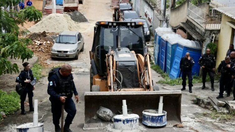 Lei sancionada pelo governador cria o Disque-Barricada no Rio de Janeiro, ampliando os canais de denúncia contra bloqueios irregulares em vias públicas.