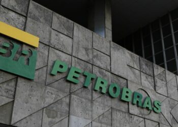 Ibama autua Petrobras por vazamento de fluido durante exploração no Amapá.