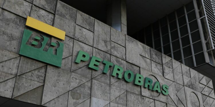 Ibama autua Petrobras por vazamento de fluido durante exploração no Amapá.