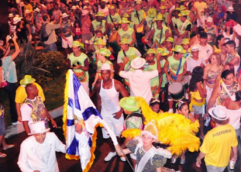 Angra dos Reis inicia o Carnaval 2026 com abertura do Barracão do Samba, eleição da realeza e programação cultural na Praia do Anil.