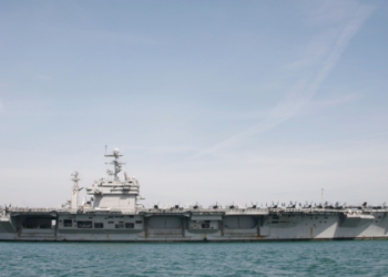 USS Abraham Lincoln chega ao Oriente Médio próximo ao Irã em meio a tensões com os EUA e reforço da presença militar americana.