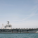 USS Abraham Lincoln chega ao Oriente Médio próximo ao Irã em meio a tensões com os EUA e reforço da presença militar americana.