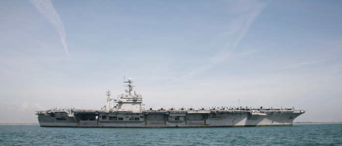 USS Abraham Lincoln chega ao Oriente Médio próximo ao Irã em meio a tensões com os EUA e reforço da presença militar americana.