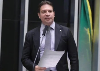 Brasil oficializa pedido de extradição de Alexandre Ramagem aos EUA; ex-deputado condenado por trama golpista vive em Miami.