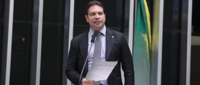 Brasil oficializa pedido de extradição de Alexandre Ramagem aos EUA; ex-deputado condenado por trama golpista vive em Miami.