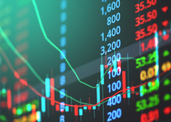 Ibovespa fecha em alta de 0,83% e quase retoma os 162 mil pontos, com destaque para Vale, bancos e construtoras, enquanto Petrobras recua mesmo com petróleo em alta.