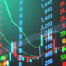Ibovespa fecha em alta de 0,83% e quase retoma os 162 mil pontos, com destaque para Vale, bancos e construtoras, enquanto Petrobras recua mesmo com petróleo em alta.
