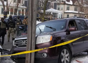Uma mulher morreu após ser baleada por um agente do ICE em Minneapolis. O episódio gerou protestos, reação do prefeito e cobranças por investigação independente.