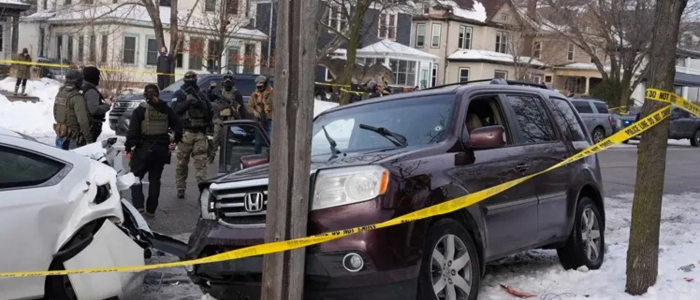 Uma mulher morreu após ser baleada por um agente do ICE em Minneapolis. O episódio gerou protestos, reação do prefeito e cobranças por investigação independente.