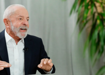 Em artigo no New York Times, Lula condena a operação militar dos EUA na Venezuela e alerta para riscos à estabilidade regional e às normas internacionais.