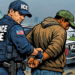 Denúncias envolvendo agentes do ICE incluem abusos, violações de direitos e acusações de extremismo. Tema volta ao centro do debate com discurso político de Trump.