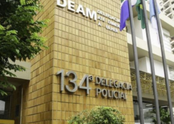 Homem é esfaqueado pelo próprio pai após briga familiar na comunidade Baleeira, em Campos dos Goytacazes. Polícia investiga o caso.
