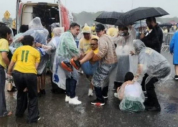 Raio atinge ato liderado por Nikolas Ferreira na Praça do Cruzeiro, em Brasília, deixando 72 pessoas atendidas e 30 hospitalizadas.