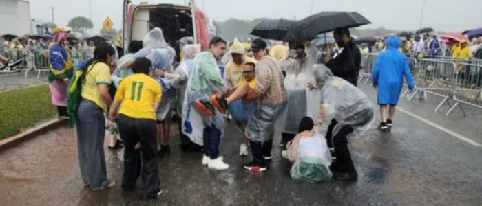 Raio atinge ato liderado por Nikolas Ferreira na Praça do Cruzeiro, em Brasília, deixando 72 pessoas atendidas e 30 hospitalizadas.