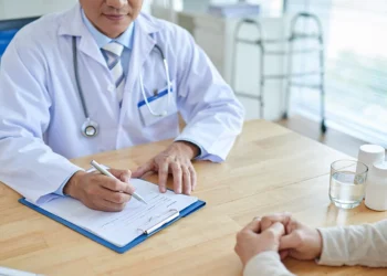 Após resultados alarmantes do Enamed, Conselho Federal de Medicina pede acesso aos microdados para avaliar a formação médica e orientar ações de fiscalização.