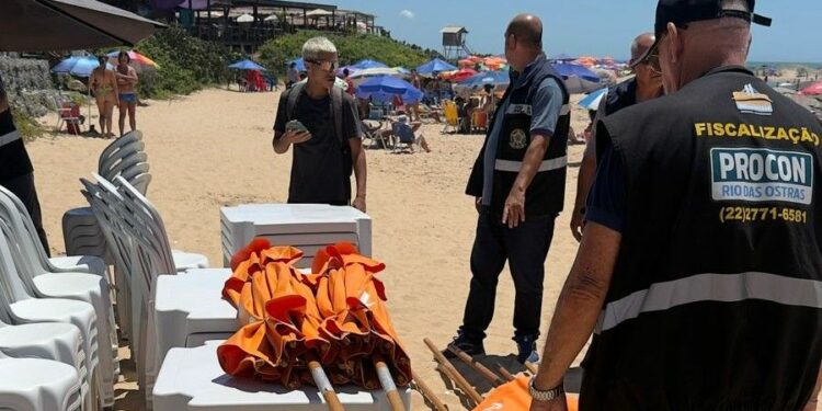 Procon de Rio das Ostras fiscaliza quiosques da Orla e coíbe abusos.