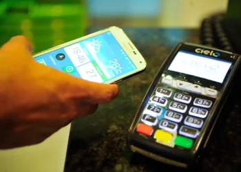 Escassez global de chips de memória eleva preços de smartphones em até 25%.