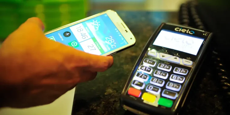 Escassez global de chips de memória eleva preços de smartphones em até 25%.
