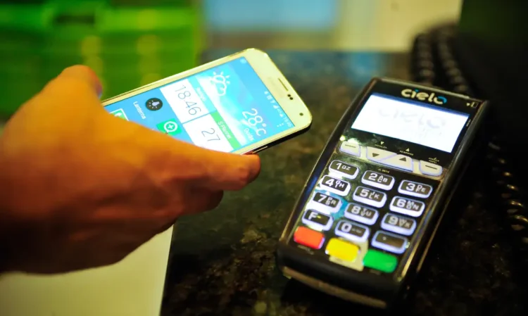 Escassez global de chips de memória eleva preços de smartphones em até 25%.