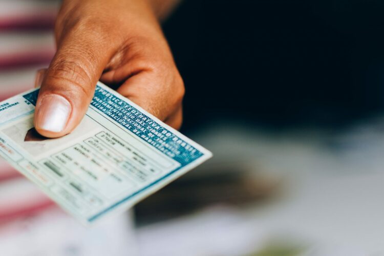 Programa do Sest Senat oferece mudança gratuita da CNH para as categorias C, D ou E. Inscrições vão até o dia 21.