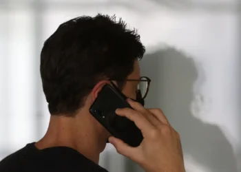 Robocalls são ligações automáticas feitas em massa que explicam o aumento de chamadas mudas no país. Entenda os motivos, as regras da Anatel e como minimizar esse tipo de contato.