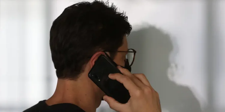 Robocalls são ligações automáticas feitas em massa que explicam o aumento de chamadas mudas no país. Entenda os motivos, as regras da Anatel e como minimizar esse tipo de contato.