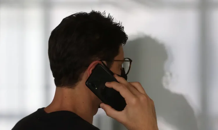 Robocalls são ligações automáticas feitas em massa que explicam o aumento de chamadas mudas no país. Entenda os motivos, as regras da Anatel e como minimizar esse tipo de contato.