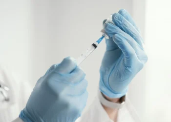 Vacina terapêutica desenvolvida pela Moderna e MSD mostrou eficácia prolongada no combate ao melanoma, com redução expressiva da recorrência da doença.