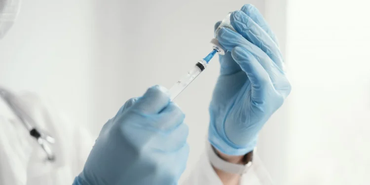 Vacina terapêutica desenvolvida pela Moderna e MSD mostrou eficácia prolongada no combate ao melanoma, com redução expressiva da recorrência da doença.