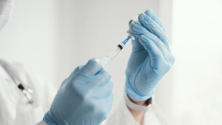 Vacina terapêutica desenvolvida pela Moderna e MSD mostrou eficácia prolongada no combate ao melanoma, com redução expressiva da recorrência da doença.